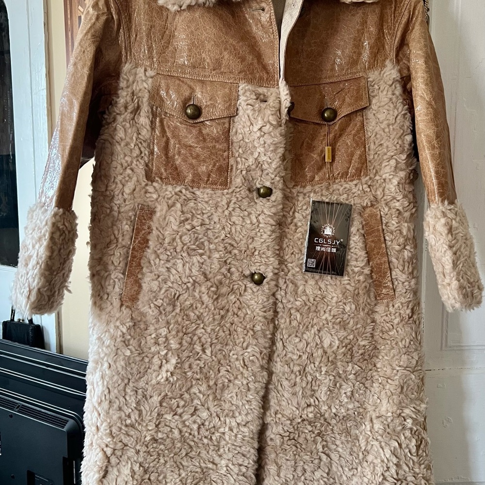 Real Lambs Wool, crinkled worn look Leather & Suede fabric inside